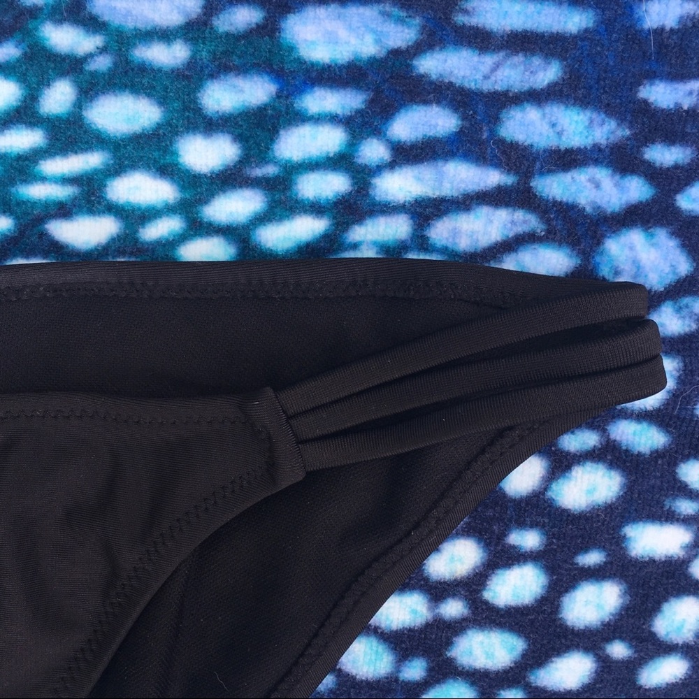 3-Strings Bikini - Picture 5 of 9